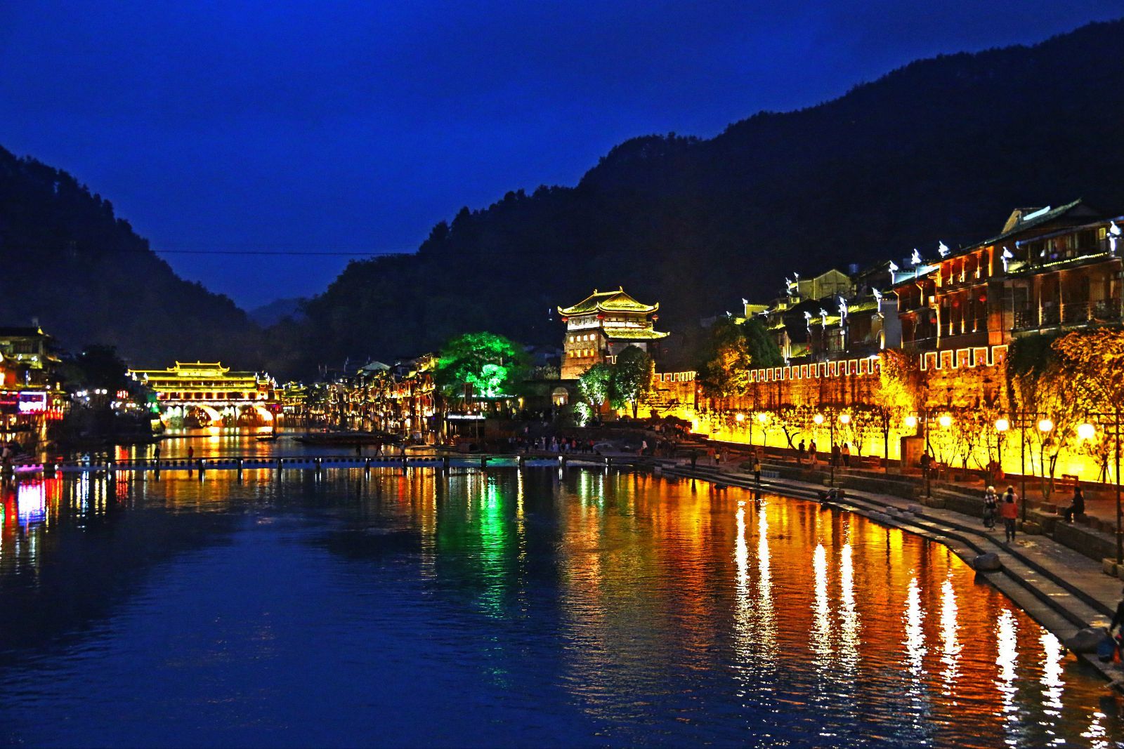 一座古香古色的古鎮(zhèn)，湖南鳳凰古城