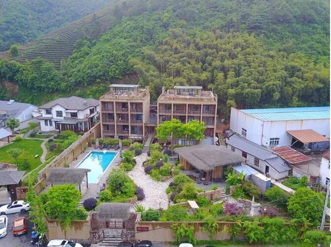 莫干山遙遠(yuǎn)的山民宿，溪聲不絕耳山色不離門