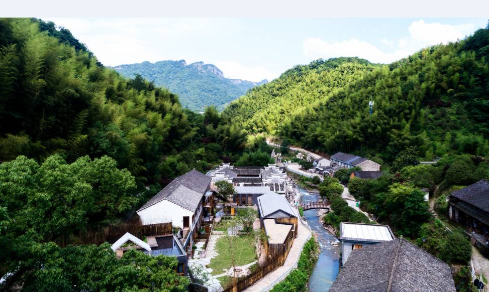 棲霞山居，溪流環(huán)繞在古村落捕魚看霞光
