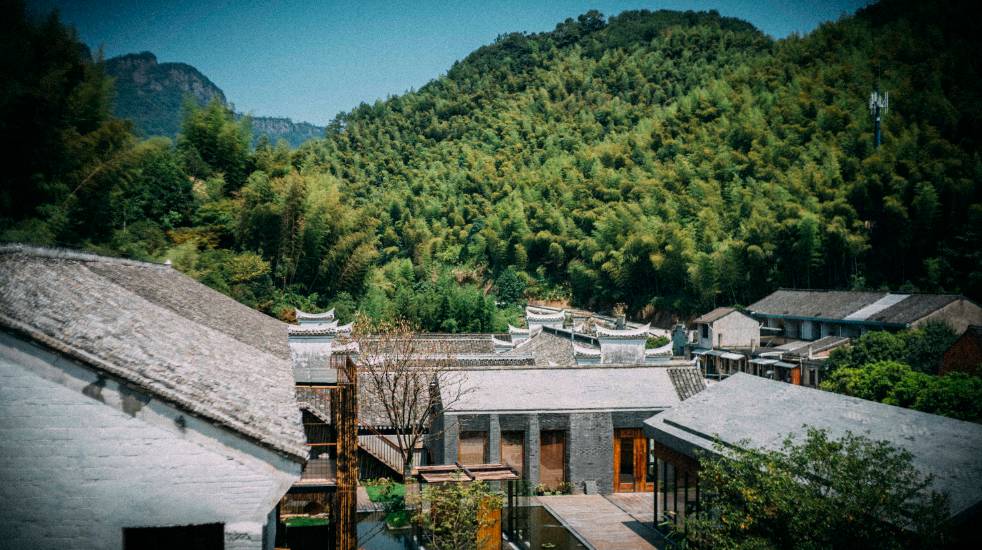 棲霞山居，溪流環(huán)繞在古村落捕魚看霞光