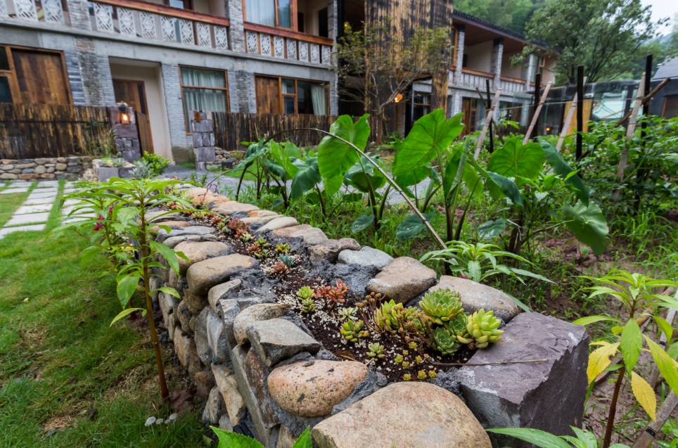棲霞山居，溪流環(huán)繞在古村落捕魚看霞光