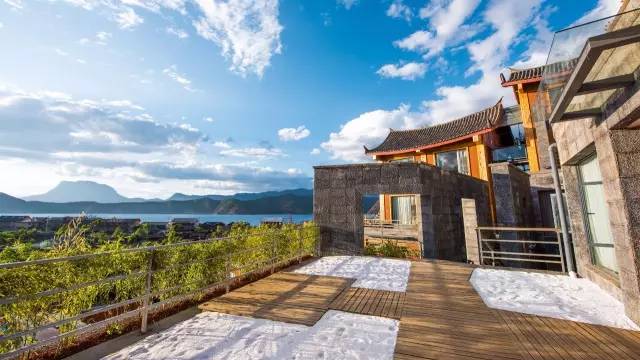 瀘沽湖新中式風(fēng)格民宿，等風(fēng)·半山