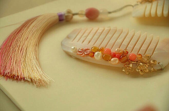 一組古風(fēng)梳子飾品，品味古典韻味之美