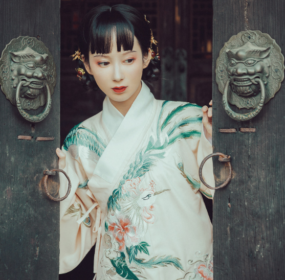 交領(lǐng)襖裙?jié)h服，改良琵琶袖馬面裙