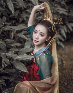 齊胸繡花襦裙對襟漢服，刺繡紅色印花漢服圖片