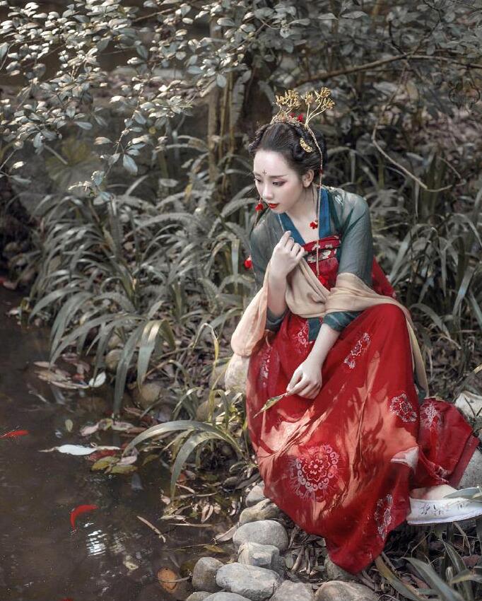 齊胸繡花襦裙對襟漢服，刺繡紅色印花漢服圖片