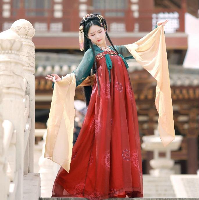 齊胸繡花襦裙對襟漢服，刺繡紅色印花漢服圖片