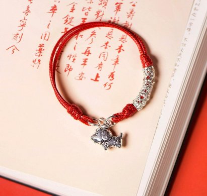 雕花狗生肖手鏈，本命年紅繩銀手鏈飾品