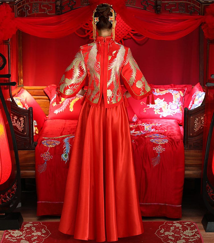 中式傳統(tǒng)新娘禮服，金絲刺繡中式禮服
