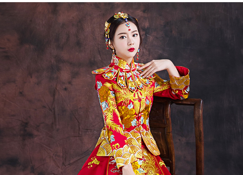 紅色長(zhǎng)款拖尾中式禮服，精美刺繡新娘結(jié)婚禮服