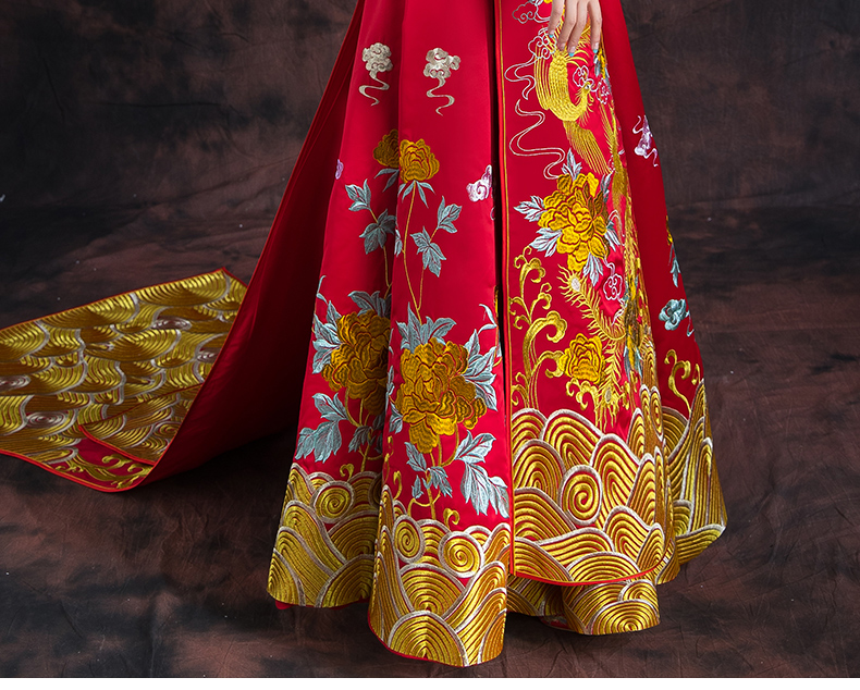 紅色長(zhǎng)款拖尾中式禮服，精美刺繡新娘結(jié)婚禮服