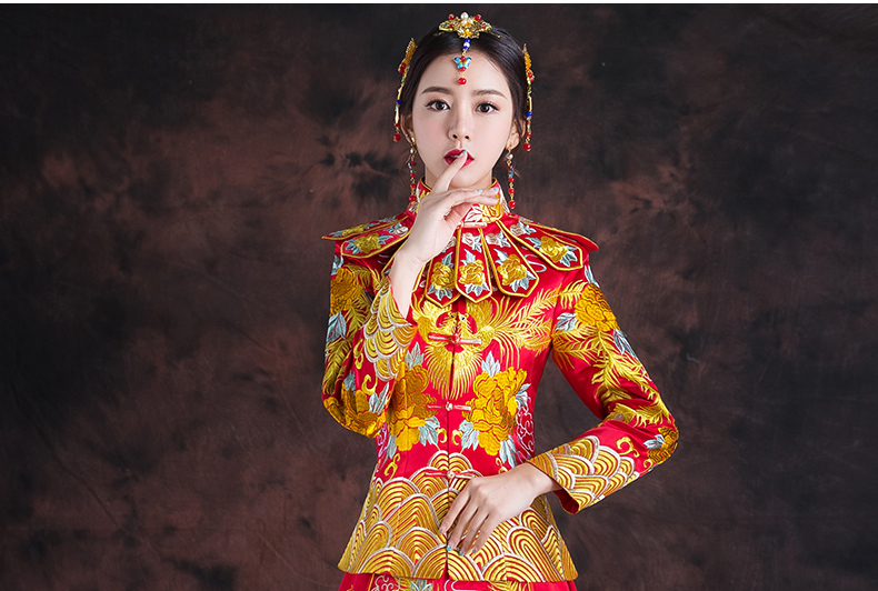 紅色長(zhǎng)款拖尾中式禮服，精美刺繡新娘結(jié)婚禮服