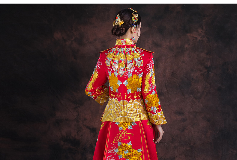 紅色長(zhǎng)款拖尾中式禮服，精美刺繡新娘結(jié)婚禮服