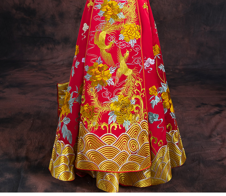 紅色長(zhǎng)款拖尾中式禮服，精美刺繡新娘結(jié)婚禮服