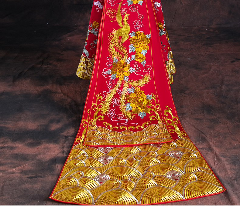 紅色長(zhǎng)款拖尾中式禮服，精美刺繡新娘結(jié)婚禮服