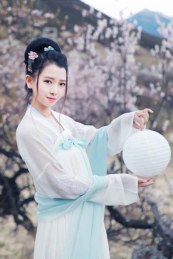 大擺繡花齊胸襦裙，漢服