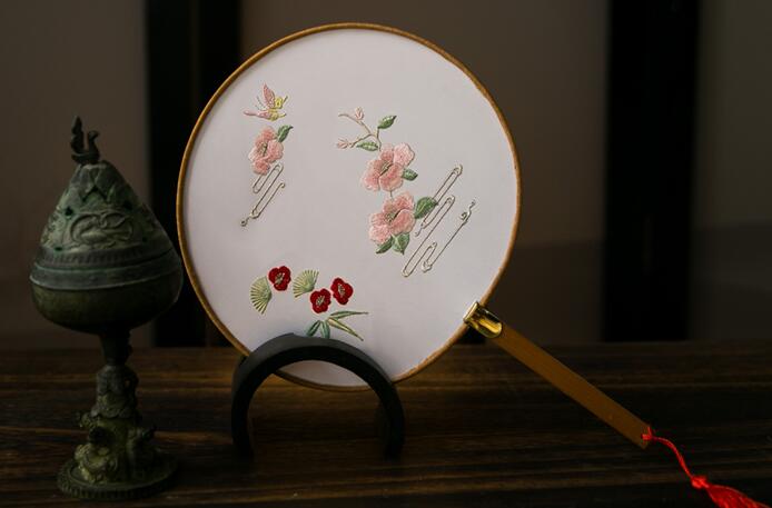 三款國(guó)色芳華刺繡團(tuán)扇，周邊流蘇古典扇子