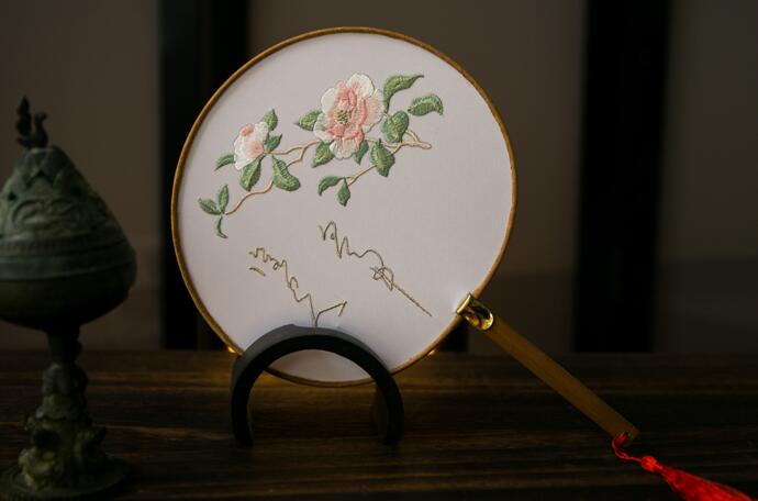 三款國(guó)色芳華刺繡團(tuán)扇，周邊流蘇古典扇子