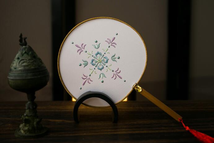 三款國色芳華刺繡團扇，周邊流蘇古典扇子