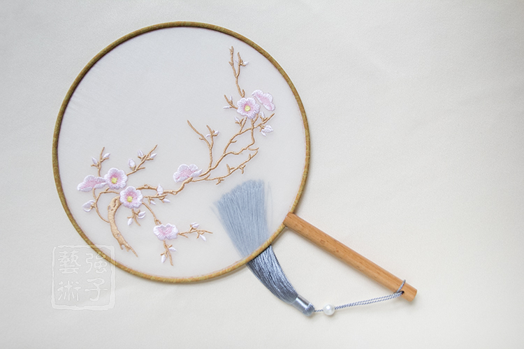 清新桃花刺繡團(tuán)扇，粉色韻味繡花宮扇工藝扇子