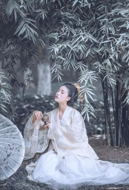 古裝攝影，山際見來煙，竹中窺落日
