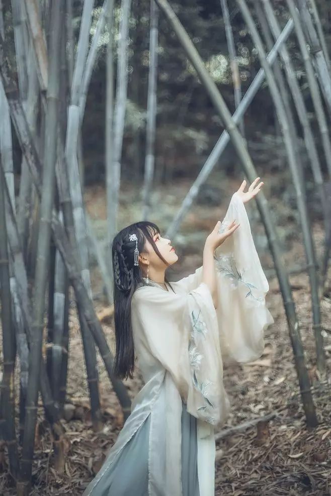 古裝攝影，山際見來煙，竹中窺落日