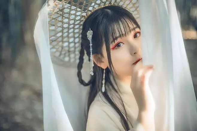 古裝攝影，山際見來煙，竹中窺落日