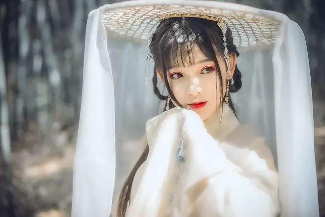 古裝攝影，山際見來煙，竹中窺落日