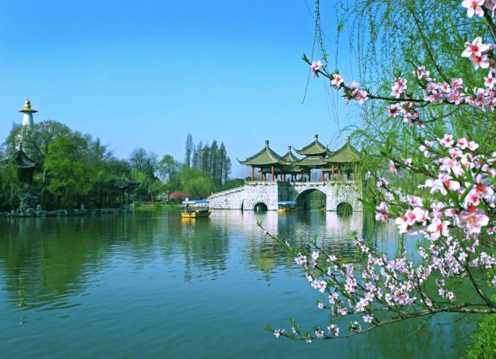 踏青尋色，春風(fēng)十里不如你