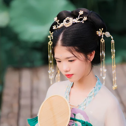 荷香滿溢女生頭像，持扇古風(fēng)頭像