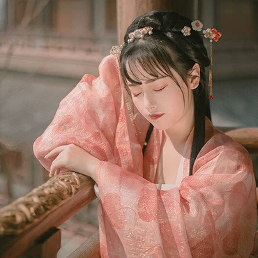 文藝粉紗裙帶傘女生頭像，唯美古風(fēng)真人頭像