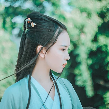 清風(fēng)徐來帶斗笠折扇女生頭像，唯美古風(fēng)頭像
