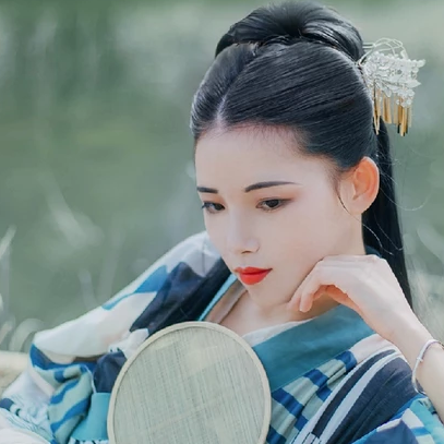 佳人在水持傘女生頭像，唯美古風(fēng)真人頭像