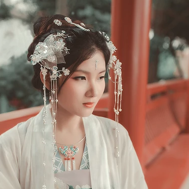春風撲面女生頭像，唯美古風真人頭像