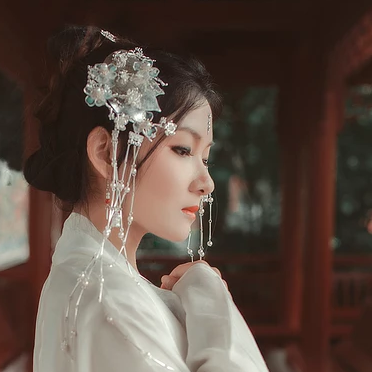 春風撲面女生頭像，唯美古風真人頭像
