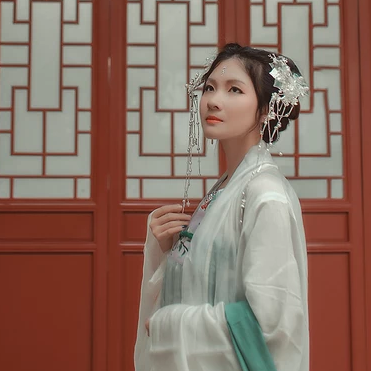 春風撲面女生頭像，唯美古風真人頭像