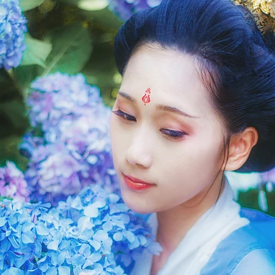 藍(lán)顏花艷帶傘女生頭像，唯美古風(fēng)真人頭像