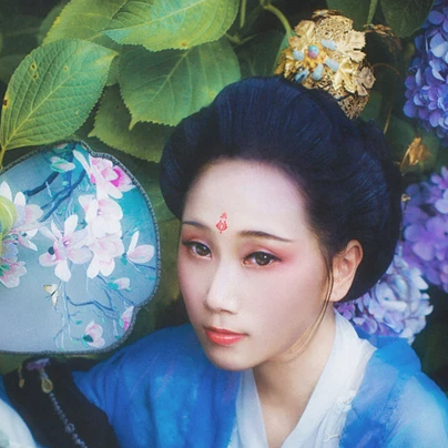 藍(lán)顏花艷帶傘女生頭像，唯美古風(fēng)真人頭像