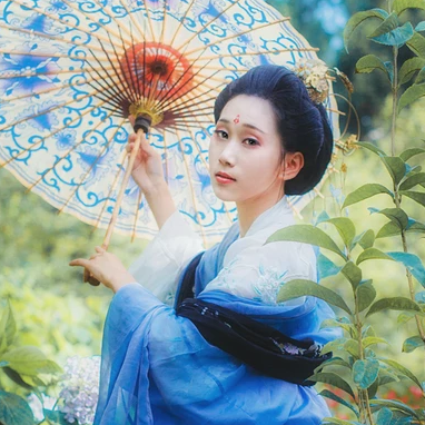 藍(lán)顏花艷帶傘女生頭像，唯美古風(fēng)真人頭像