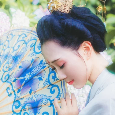 藍(lán)顏花艷帶傘女生頭像，唯美古風(fēng)真人頭像