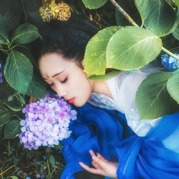 藍(lán)顏花艷帶傘女生頭像，唯美古風(fēng)真人頭像