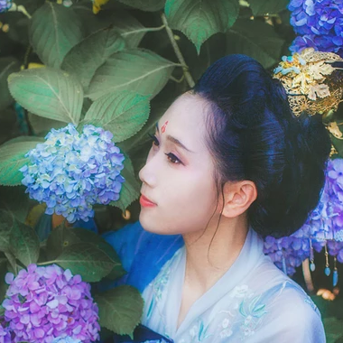 藍(lán)顏花艷帶傘女生頭像，唯美古風(fēng)真人頭像