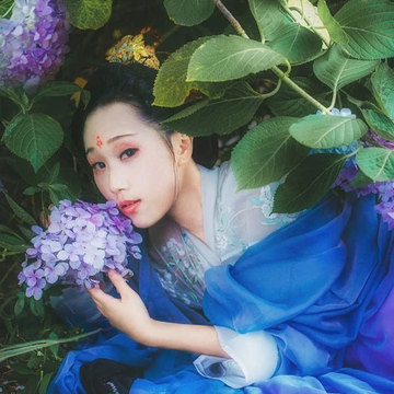 藍(lán)顏花艷帶傘女生頭像，唯美古風(fēng)真人頭像