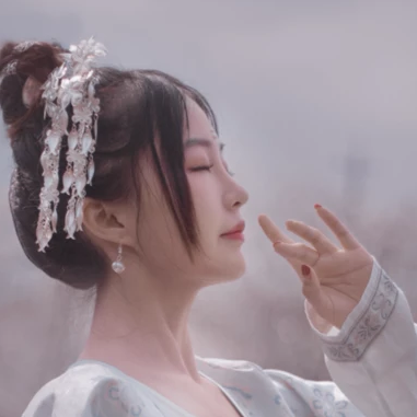 櫻落紛飛帶傘女生頭像，唯美古風(fēng)真人頭像
