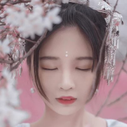 櫻落紛飛帶傘女生頭像，唯美古風(fēng)真人頭像