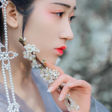 漫山花落帶團(tuán)扇女生頭像，唯美古風(fēng)真人頭像