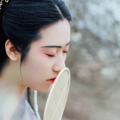 漫山花落帶團(tuán)扇女生頭像，唯美古風(fēng)真人頭像