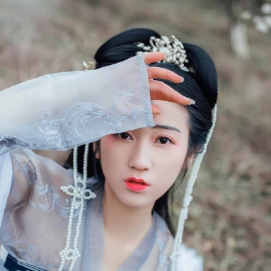 漫山花落帶團(tuán)扇女生頭像，唯美古風(fēng)真人頭像