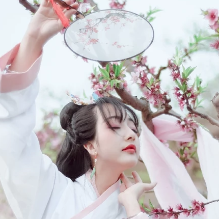 粉紅少女帶團(tuán)扇女生頭像，唯美古風(fēng)真人頭像