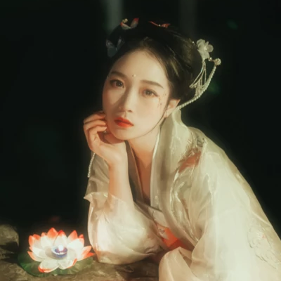 月夜蓮燈女生頭像，唯美古風(fēng)真人頭像